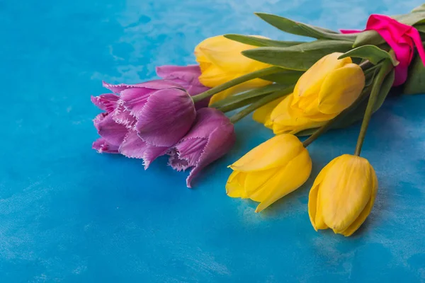 Розовые Желтые Тюльпаны Голубом Каменном Фоне Весенний Фон — стоковое фото