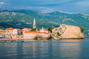 Panoramik manzaralı kale eski şehir, Budva Riviera, Karadağ.