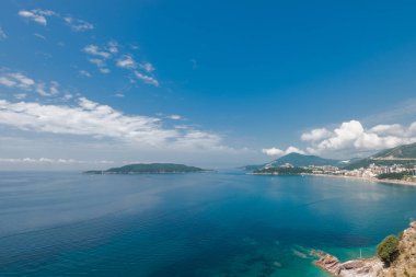 Yaz deniz manzara. Rafailovici, Budvanska Riviera, Karadağ. 