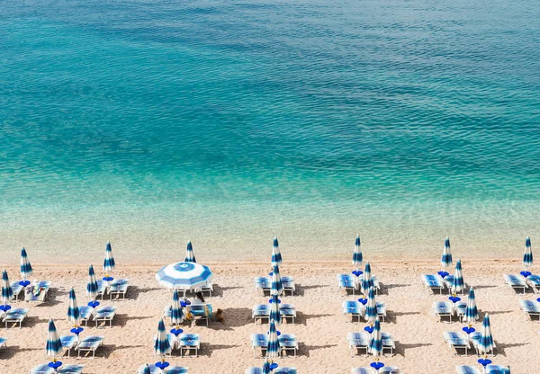 Panoramablick Auf Strand Mit Blauen Sonnenschirmen Und Türkisfarbenem Meer Mittelmeer — Stockfoto