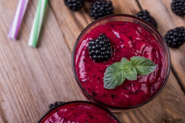 Nane ve ahşap zemin, üstten görünüm bardaklarda taze çilek ile BlackBerry doğal güler yüzlü