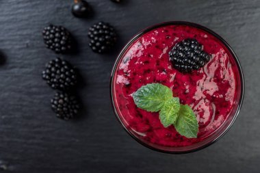 Nane ve siyah arka plan, üstten görünüm kavanoza taze çilek ile BlackBerry doğal güler yüzlü