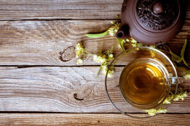 bardak ıhlamur çayı ve çaydanlık ahşap tablo, üstten görünüm 