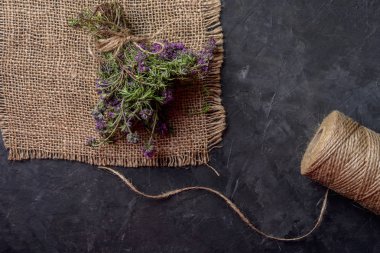 Üstten görünüm karanlık beton zemin üzerine kekik Grup