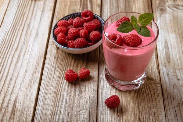 Malinový Koktejl Nebo Smoothie Maliny Zmrzliny Nebo Jiné Mléčné Výrobky — Stock fotografie