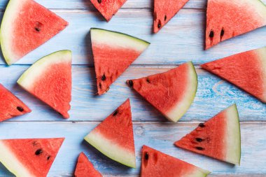 Karpuz dilimleri üzerinde mavi bir rustik ahşap arka plan