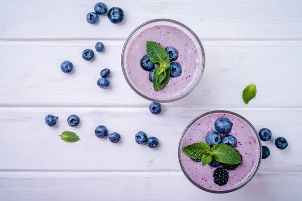 Gesunder Smoothie Oder Shake Mit Frischen Blaubeeren Auf Weißem Holzgrund Stockbild