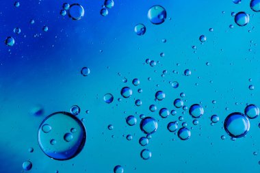  damla ve bir su yüzeyinde, mavi arka plan bubbles