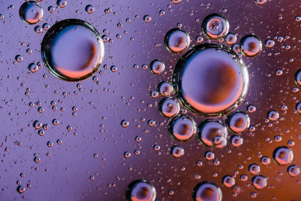 水滴和气泡在水面上 蓝色的抽象背景 — 图库照片