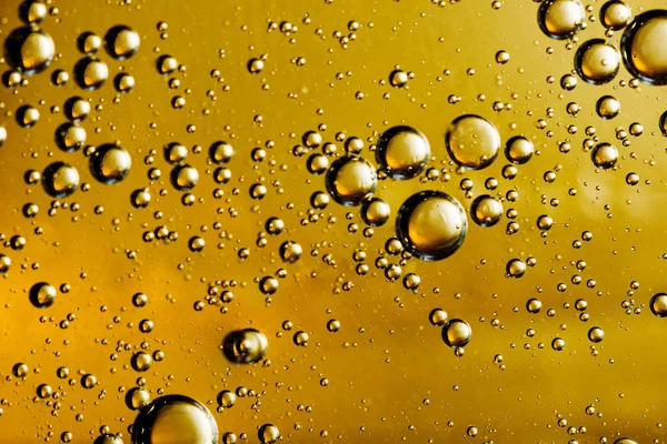 Gul Och Gyllene Bubblor Olja Vatten Abstrakt Bakgrund — Stockfoto