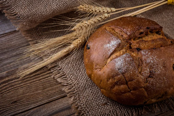 パンと小麦の素朴な木のテーブル — ストック写真