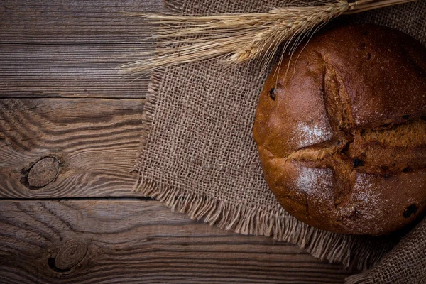 Čerstvý Chléb Pšenice Pytlovina Rustikální Dřevo Stolu Pohled Shora — Stock fotografie