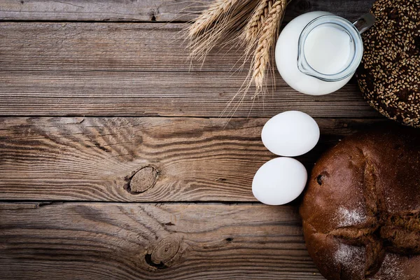 Pane Fatto Casa Appena Sfornato Con Latte Sfondo Nero Vista — Foto Stock