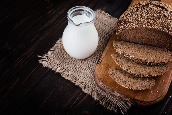 Čerstvě Upečený Domácí Chléb Mlékem Černém Pozadí — Stock fotografie