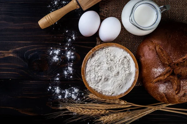 Pane Fatto Casa Appena Sfornato Con Latte Farina Uova Sfondo — Foto Stock