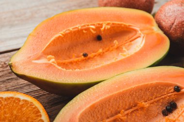 Papaya ahşap arka plan üzerine dilimlenmiş RIPE.