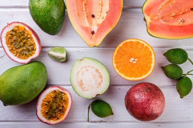 Tropikal meyve, papaya, mango, ananas, tutku, guava, kireç ve turuncu beyaz ahşap arka planda, üstten görünüm, meyve renkli arka plan çeşitli.