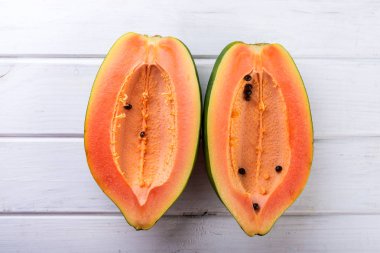 Papaya ahşap arka planda, üstten görünüm dilimlenmiş RIPE