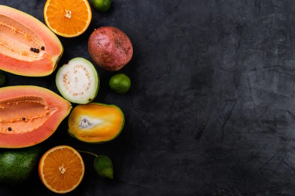 Tropiske Frukter Papaya Guava Lidenskap Kalk Oransje Mørk Bakgrunn Sett – stockfoto