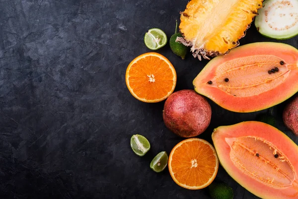 Tropiska Frukter Papaya Ananas Passion Guava Lime Och Orange Mörk — Stockfoto