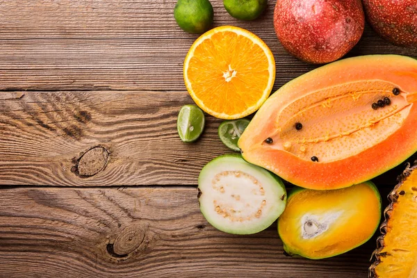 Frutas Tropicales Papaya Mango Piña Pasión Guayaba Lima Naranja Sobre —  Fotos de Stock