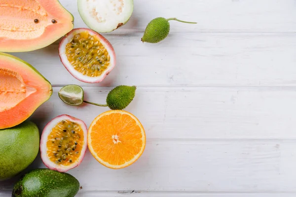 Tropiska Exotiska Frukter Papaya Guava Orange Passion Vit Bakgrund Ovanifrån — Stockfoto