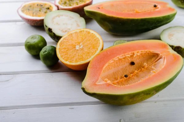 Frutas Exóticas Tropicales Papaya Guayaba Naranja Pasión Sobre Fondo Blanco —  Fotos de Stock
