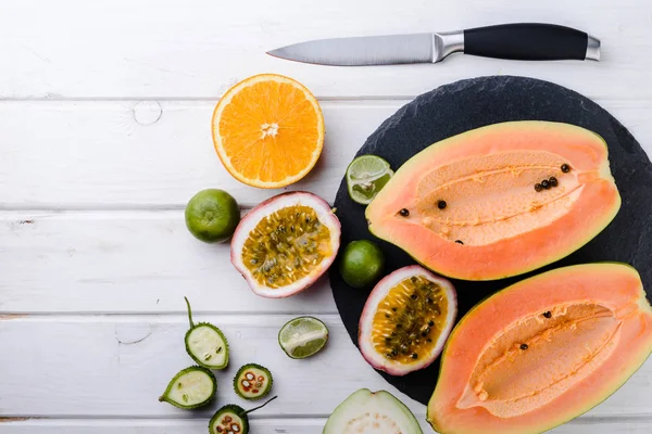 Frutas Exóticas Tropicales Papaya Guayaba Naranja Pasión Sobre Fondo Blanco — Foto de Stock