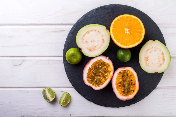 Tropiska Frukter Passion Guava Lime Och Orange Trä Bakgrund Ovanifrån — Stockfoto