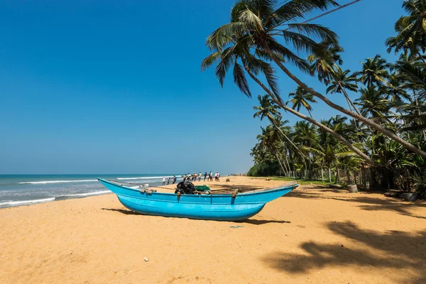Praia Com Palmeiras Barcos Pesca Sri Lanka — Fotografia de Stock