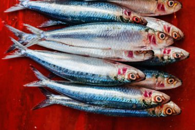 Taze çiğ balık içinde belgili tanımlık çarşı. deniz ürünleri pazarı
