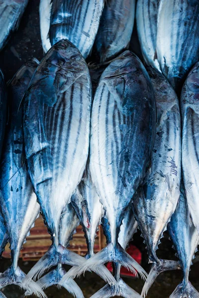 Pesce Crudo Fresco Sul Mercato Mercato Dei Frutti Mare — Foto Stock