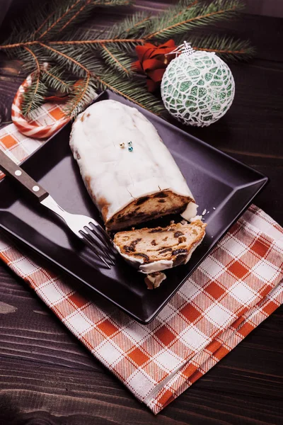Homemade christmas cake, pudding with christmas decoration — Stock Photo, Image