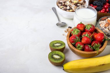 Granola çilek ve kivi ile. Sağlıklı kahvaltı. 