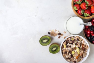 Granola ve çilek ve kivi, üstten görünüm ile yoğurt. Sağlıklı kahvaltı. 