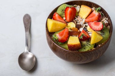 Granola çilek ve kivi ile. Sağlıklı kahvaltı. 