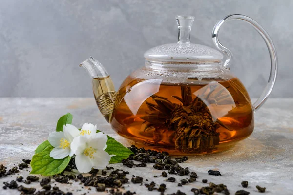 Té de jazmín con flores de jazmín — Foto de Stock