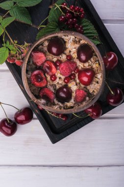 yulaf gevreği ahşap arka plan üzerinde çilek ile kahvaltı