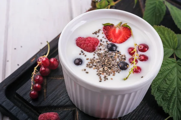 Zdravě Řecký Jogurt Keramickém Míse Čerstvými Bobulovinami Semínka — Stock fotografie