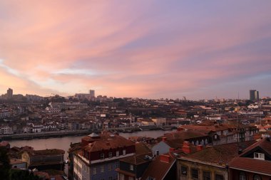Gün doğumunda Douro nehri üzerinde Eski Porto panoramik görünümü, Porto, Portekiz 