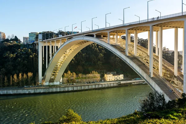 ドゥオーロ川の夕日に対するアラビダ橋 ポルト ポルトガル — ストック写真