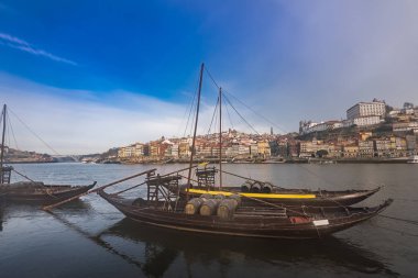 Douro nehri, Ribeira ve Dom Luis köprüsü, Porto, Portekiz üzerinde varil ile Geleneksel tekneler.