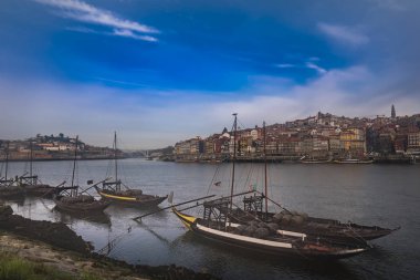 Douro nehri, Ribeira ve Dom Luis köprüsü, Porto, Portekiz üzerinde varil ile Geleneksel tekneler.
