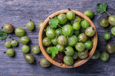 Ahşap kasede taze bektaşi üzümü, ahşap kırsal arka planda, üst manzara..