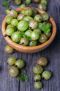 Tahta kasede taze bektaşi üzümü, ahşap kırsal arka planda..