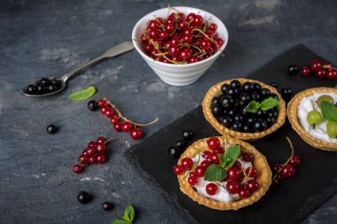 Koyu arkaplanda üzümlü ve üzümlü meyveli pasta, sağlıklı tatlılar.