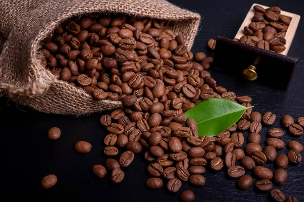 キャンバスバッグの中のコーヒー豆 — ストック写真