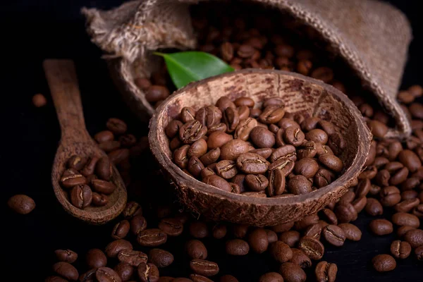 黒を基調とした焙煎コーヒー豆 コーヒーの背景 — ストック写真