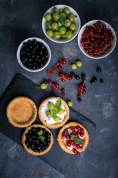 Torta Frutta Sfondo Scuro Con Ribes Uva Spina Dolci Sani — Foto Stock