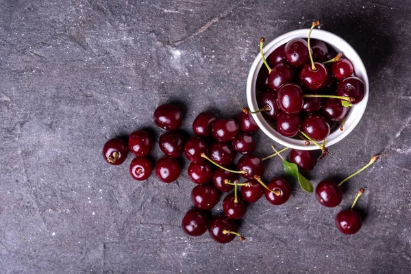 Ciliegie Fresche Sfondo Grigio Pietra Vista Dall Alto — Foto Stock